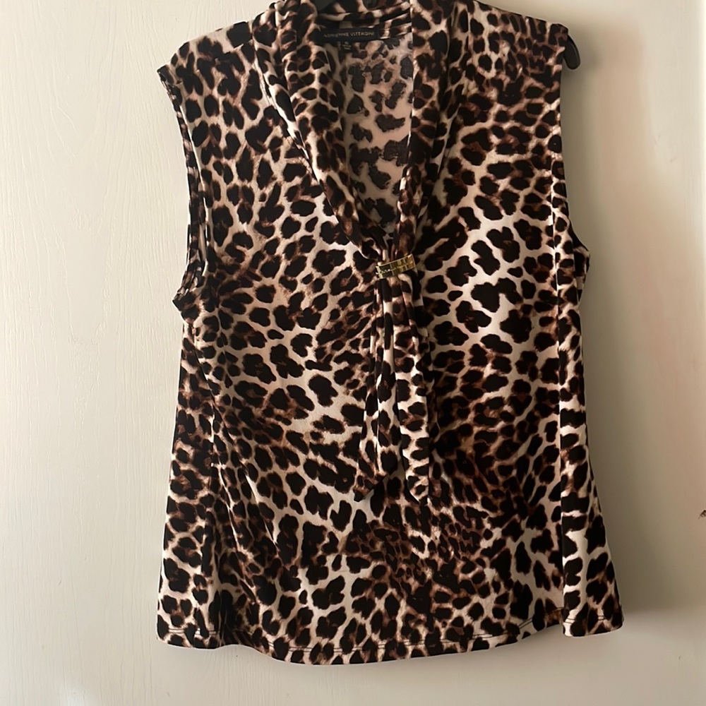 Leopard blouse with gold plate tie very elegant